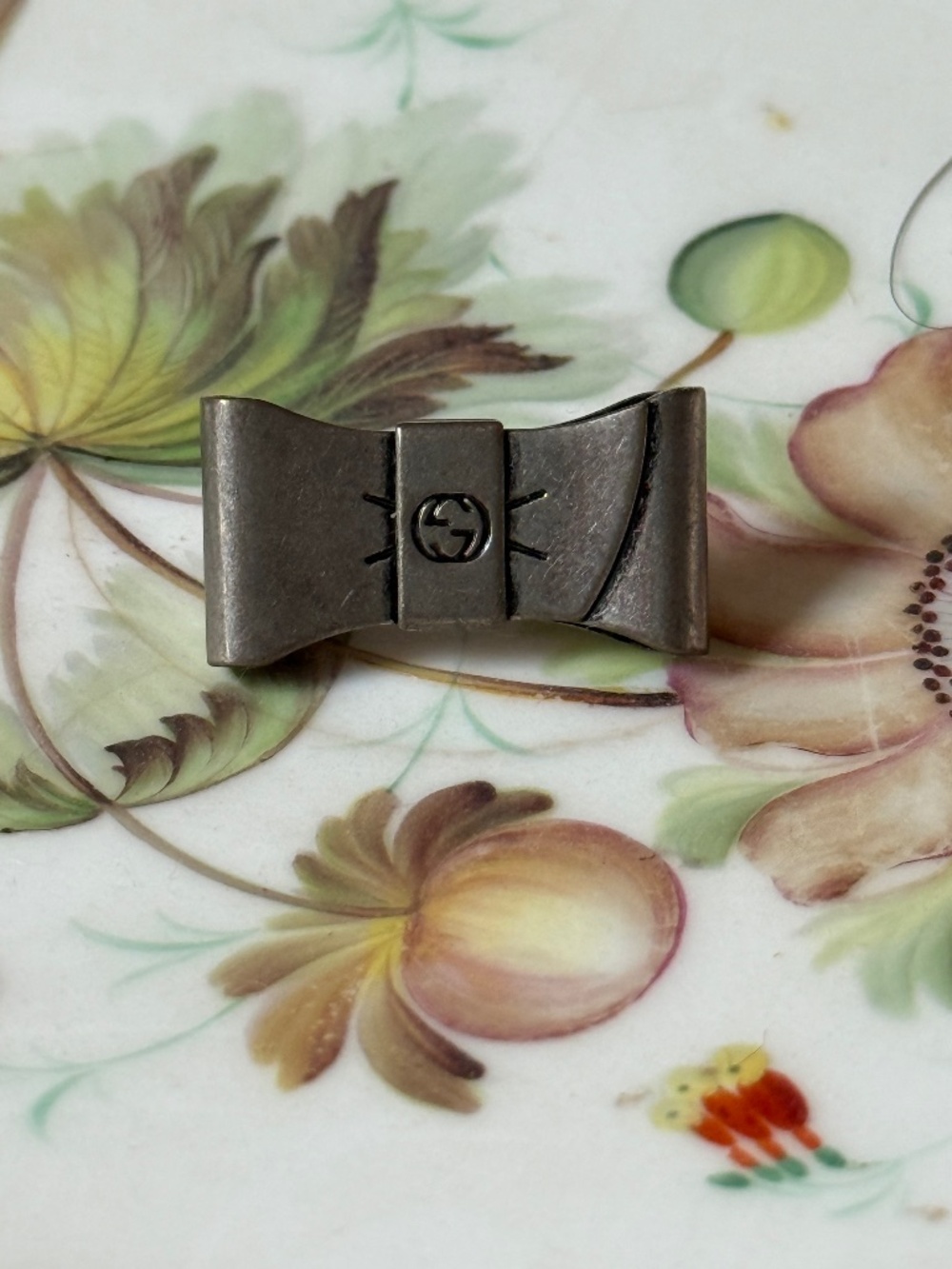 Vintage Gucci GG Bow Logo Silver Pewter Metal Bow Pin Brooch 1.25”